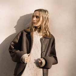 Abrigo Indi & Cold BOXY MT662 PELLIZA marrón chocolate. - Imagen 1