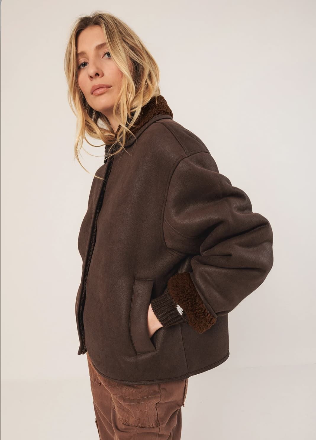 Abrigo Indi & Cold BOXY MT662 PELLIZA marrón chocolate. - Imagen 2