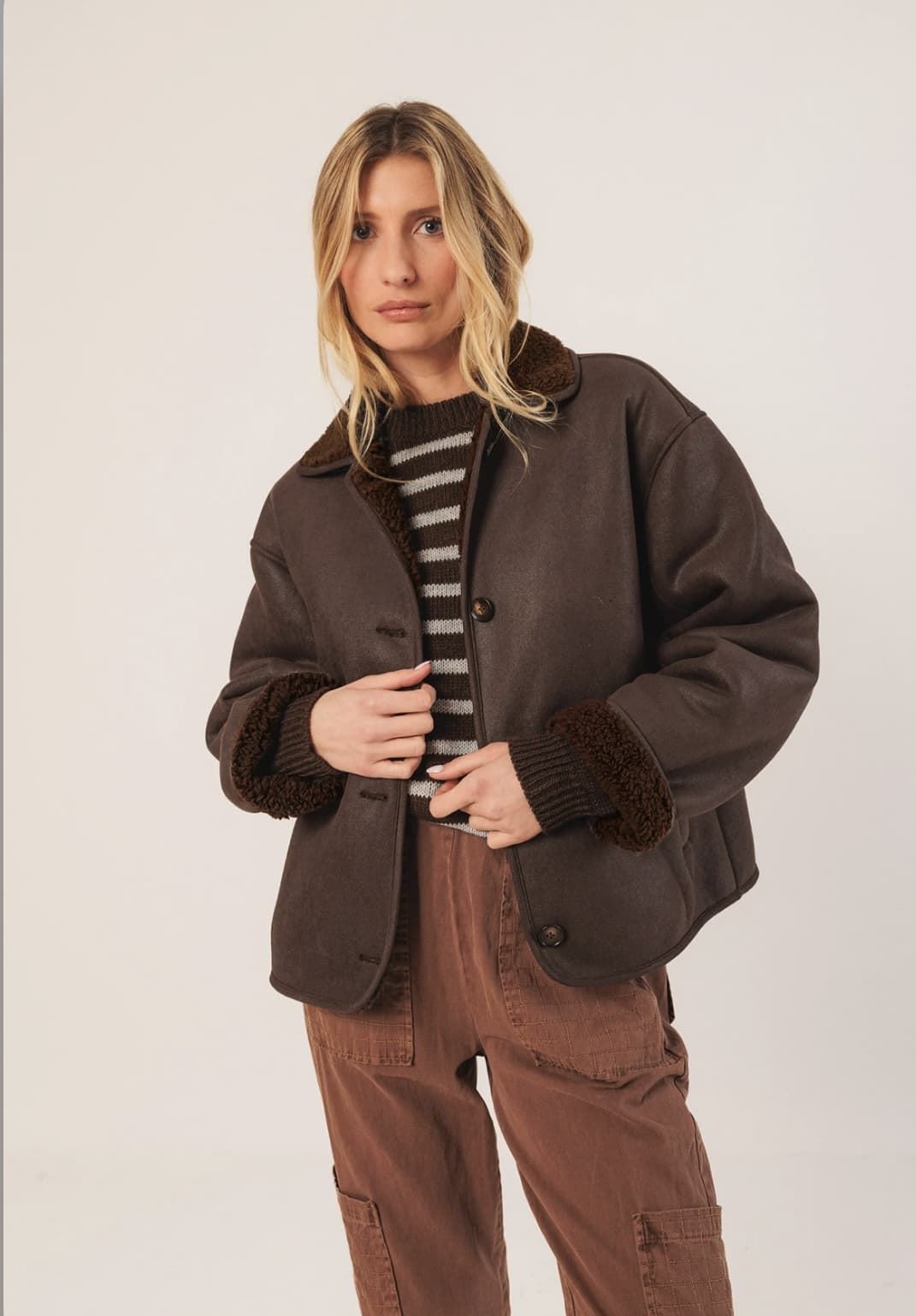 Abrigo Indi & Cold BOXY MT662 PELLIZA marrón chocolate. - Imagen 3