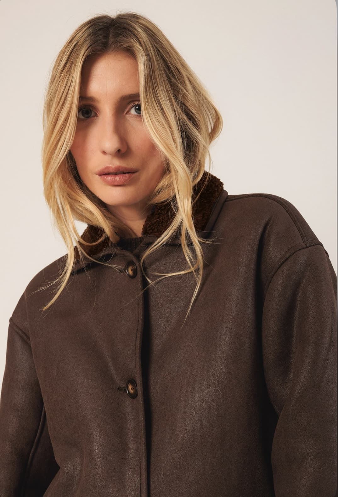 Abrigo Indi & Cold BOXY MT662 PELLIZA marrón chocolate. - Imagen 6