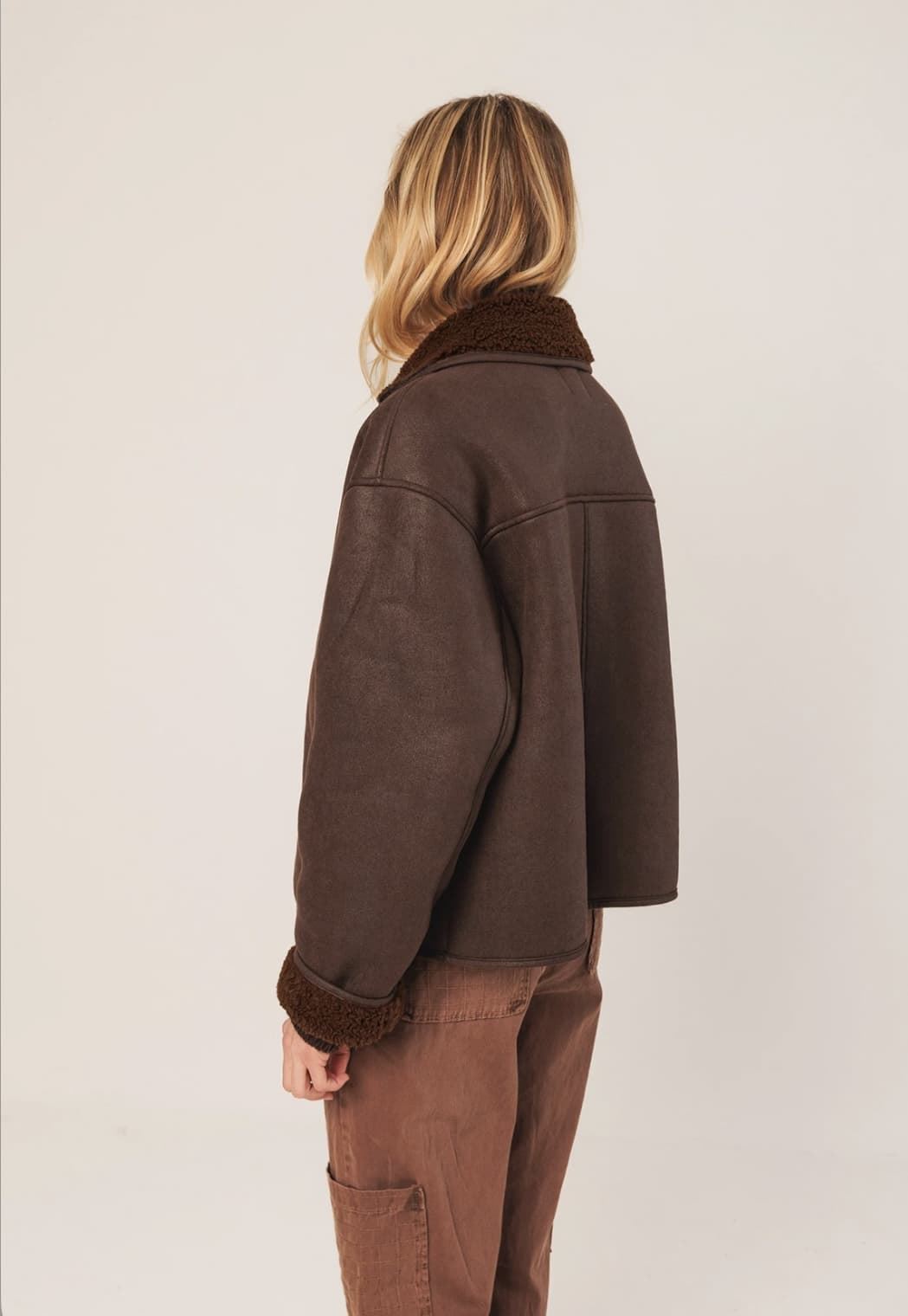 Abrigo Indi & Cold BOXY MT662 PELLIZA marrón chocolate. - Imagen 7