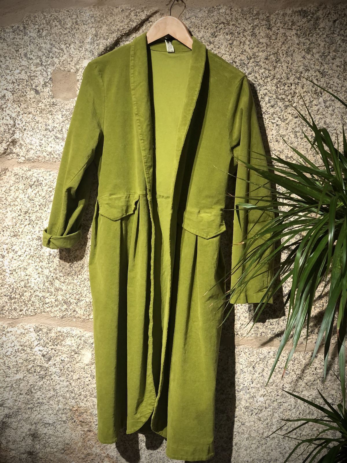 Abrigo verde vivo finito oversize. - Imagen 4