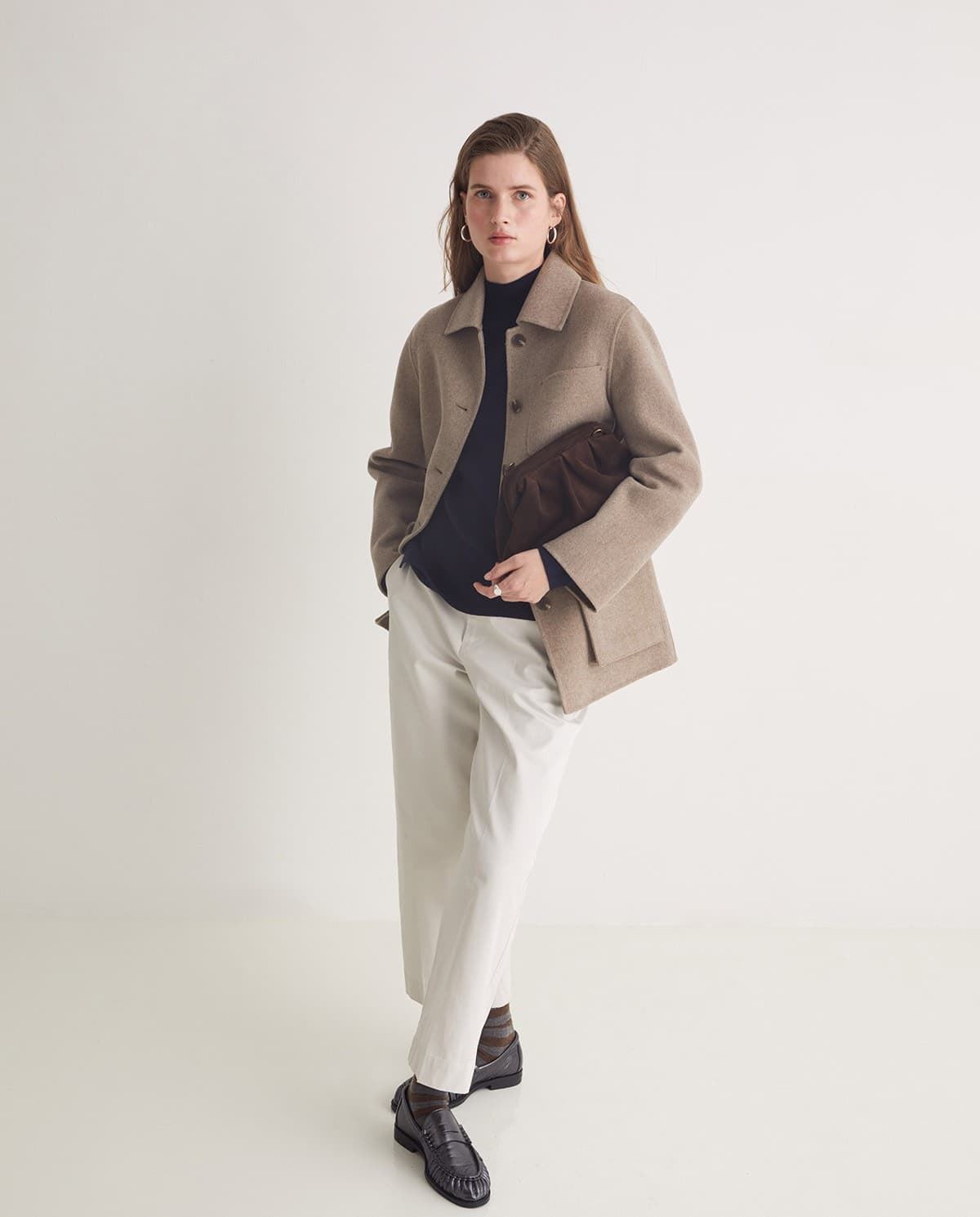 Abrigo Yerse 43603 CORTO LANA marrón, bolsillos frontales. - Imagen 1