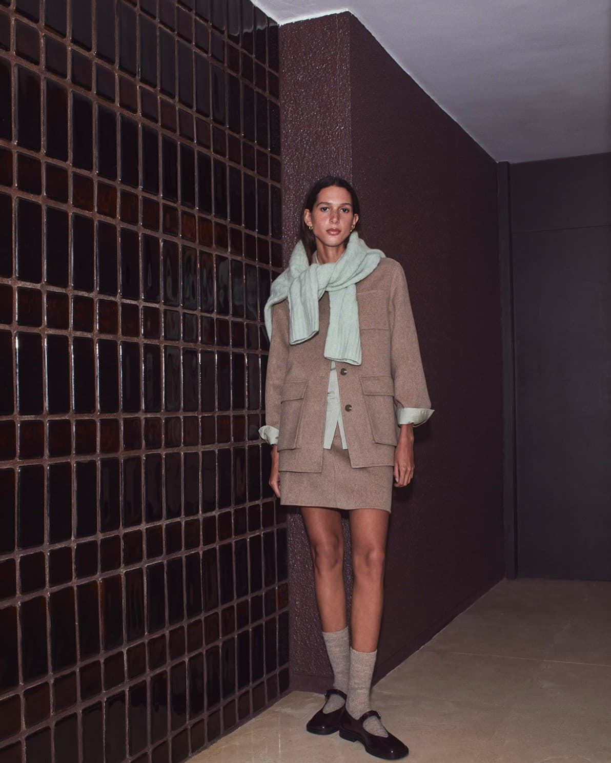 Abrigo Yerse 43603 CORTO LANA marrón, bolsillos frontales. - Imagen 2