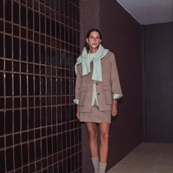 Abrigo Yerse 43603 CORTO LANA marrón, bolsillos frontales. - Imagen 2