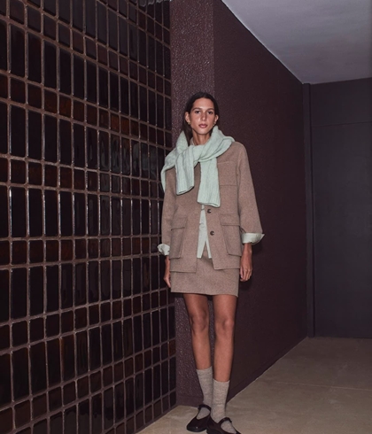 Abrigo Yerse 43603 CORTO LANA marrón, bolsillos frontales. - Imagen 2