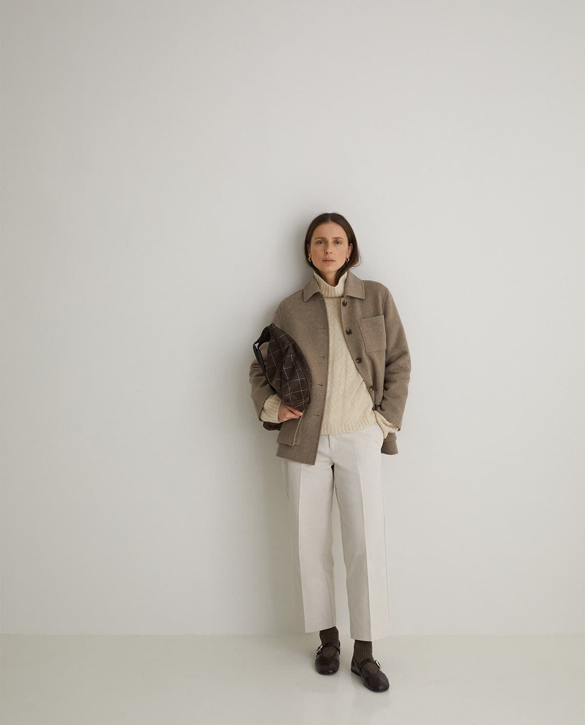 Abrigo Yerse 43603 CORTO LANA marrón, bolsillos frontales. - Imagen 5