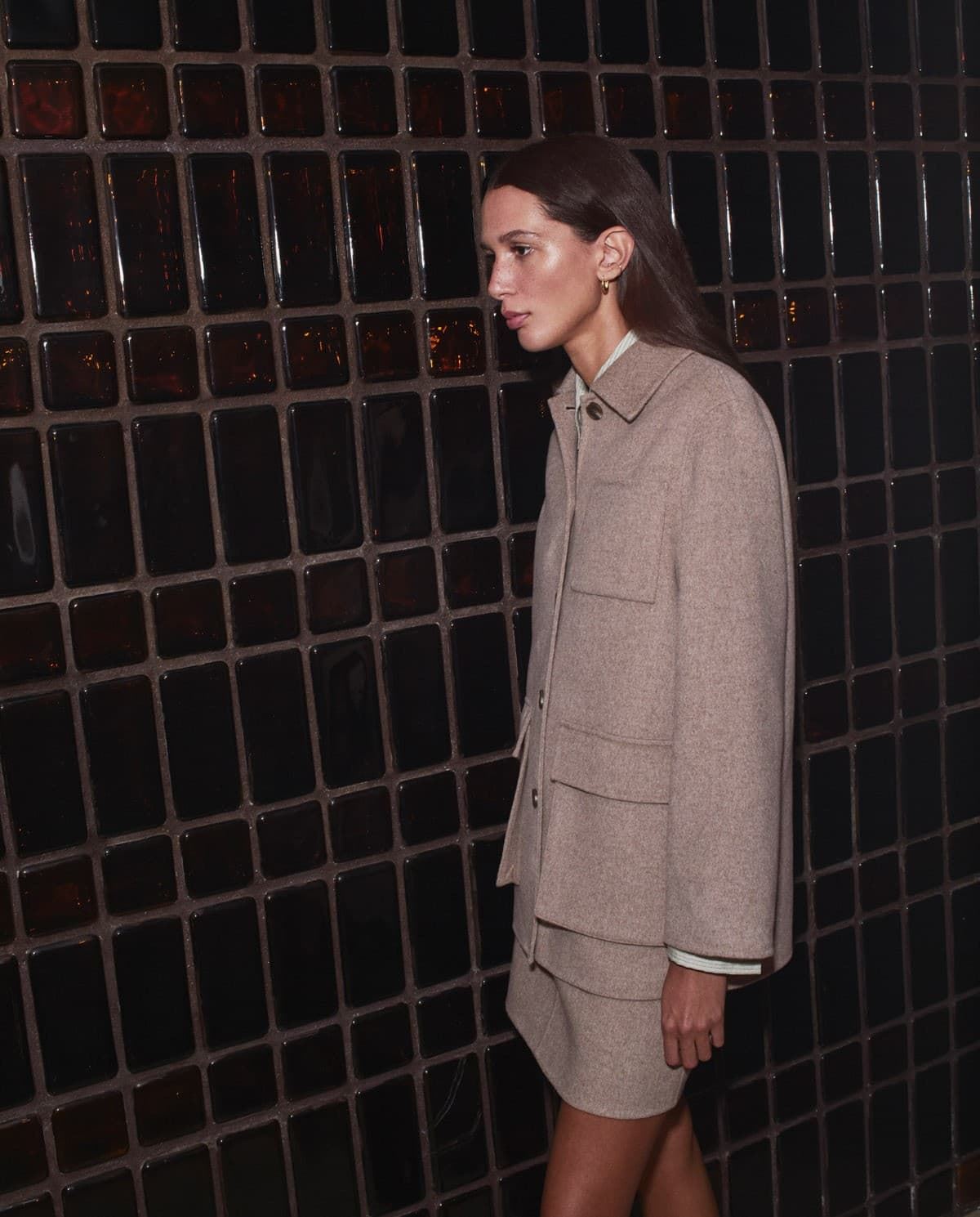 Abrigo Yerse 43603 CORTO LANA marrón, bolsillos frontales. - Imagen 6