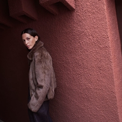 Abrigo Yerse 43622 CORTO efecto pelo marrón - Imagen 2