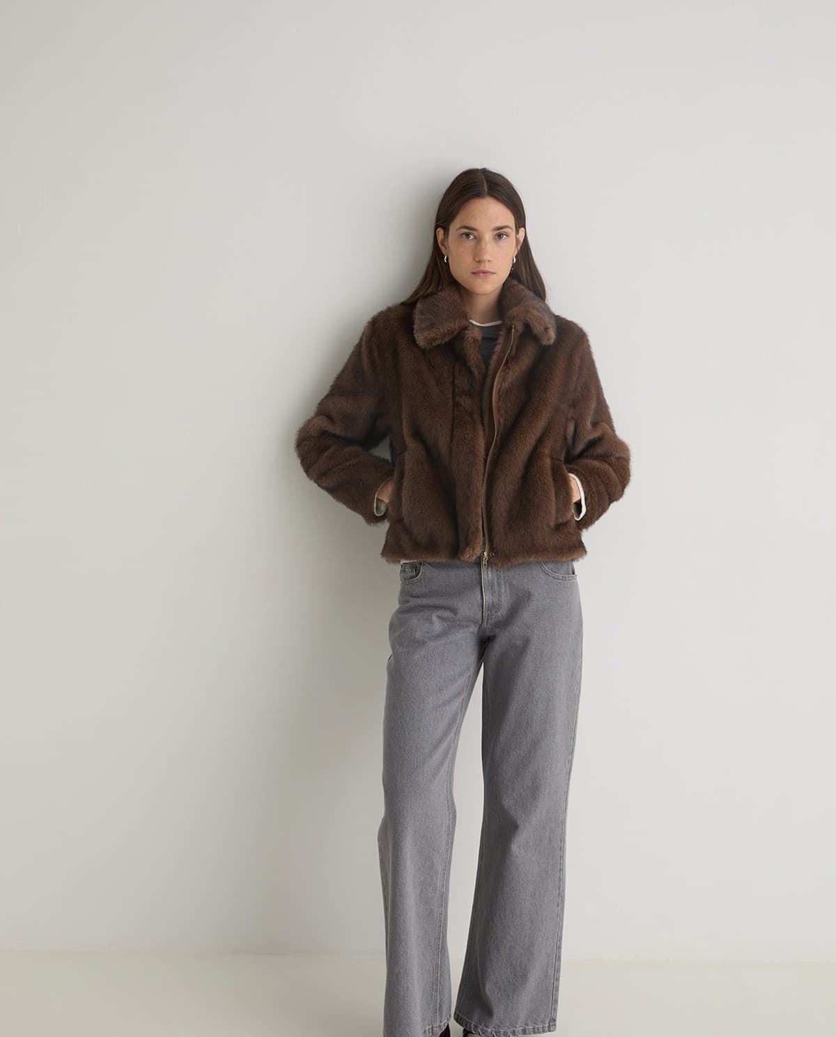 Abrigo Yerse 43622 CORTO efecto pelo marrón - Imagen 4