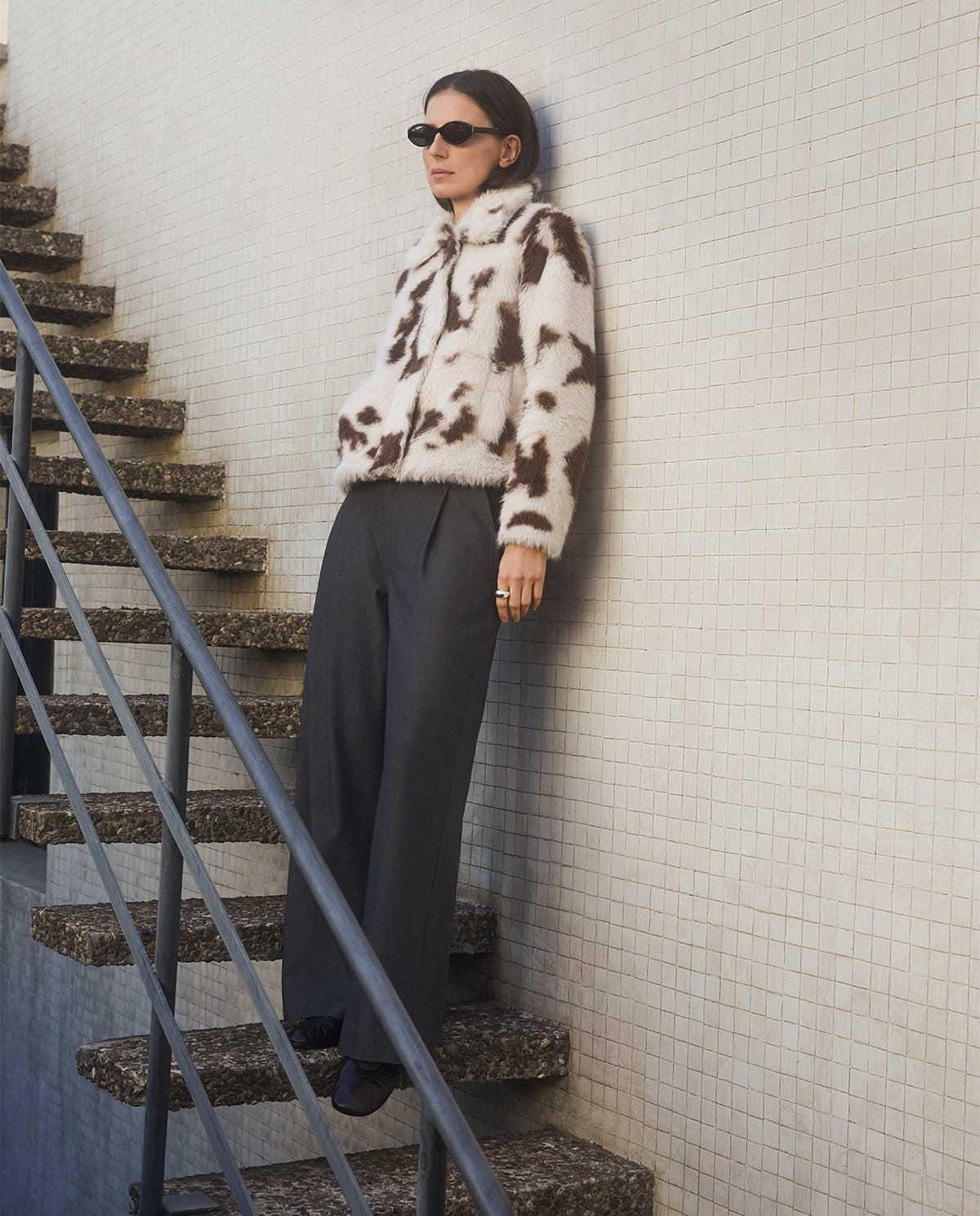 Abrigo Yerse 43622 CORTO efecto pelo print vaca - Imagen 1