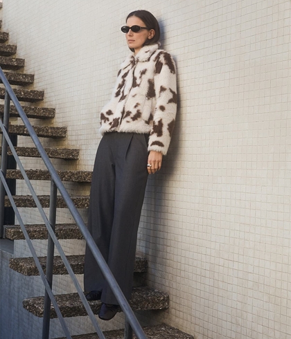 Abrigo Yerse 43622 CORTO efecto pelo print vaca - Imagen 1