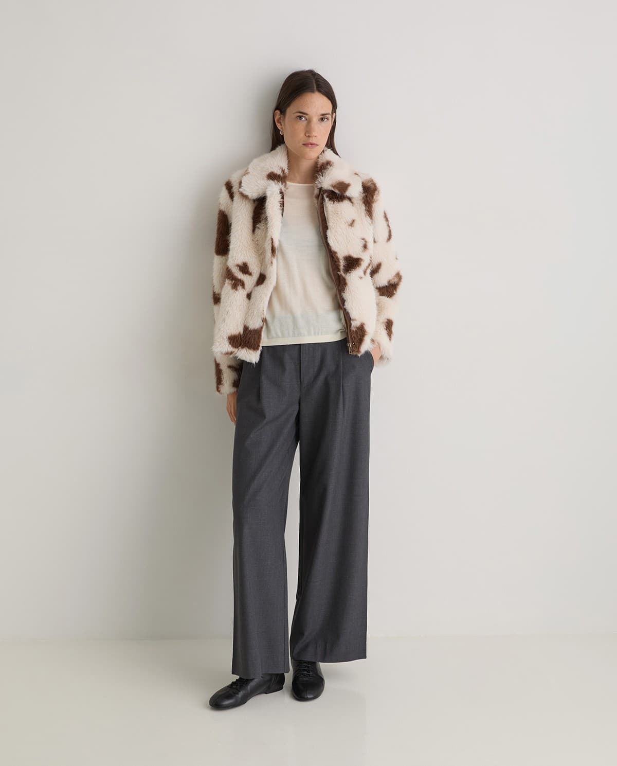 Abrigo Yerse 43622 CORTO efecto pelo print vaca - Imagen 5