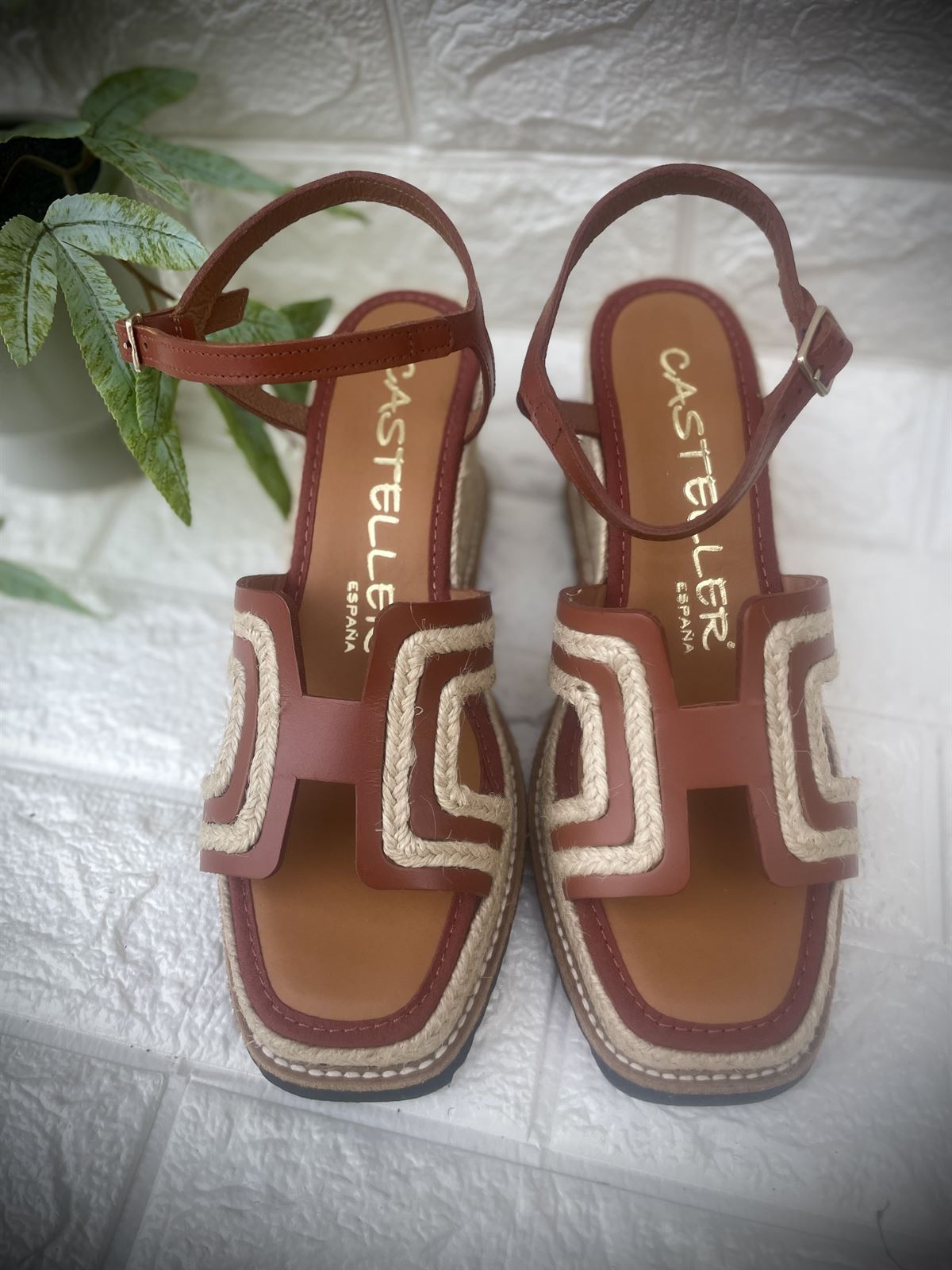 Alpargata Casteller 877 "H" cuero camel y yute natural - Imagen 1