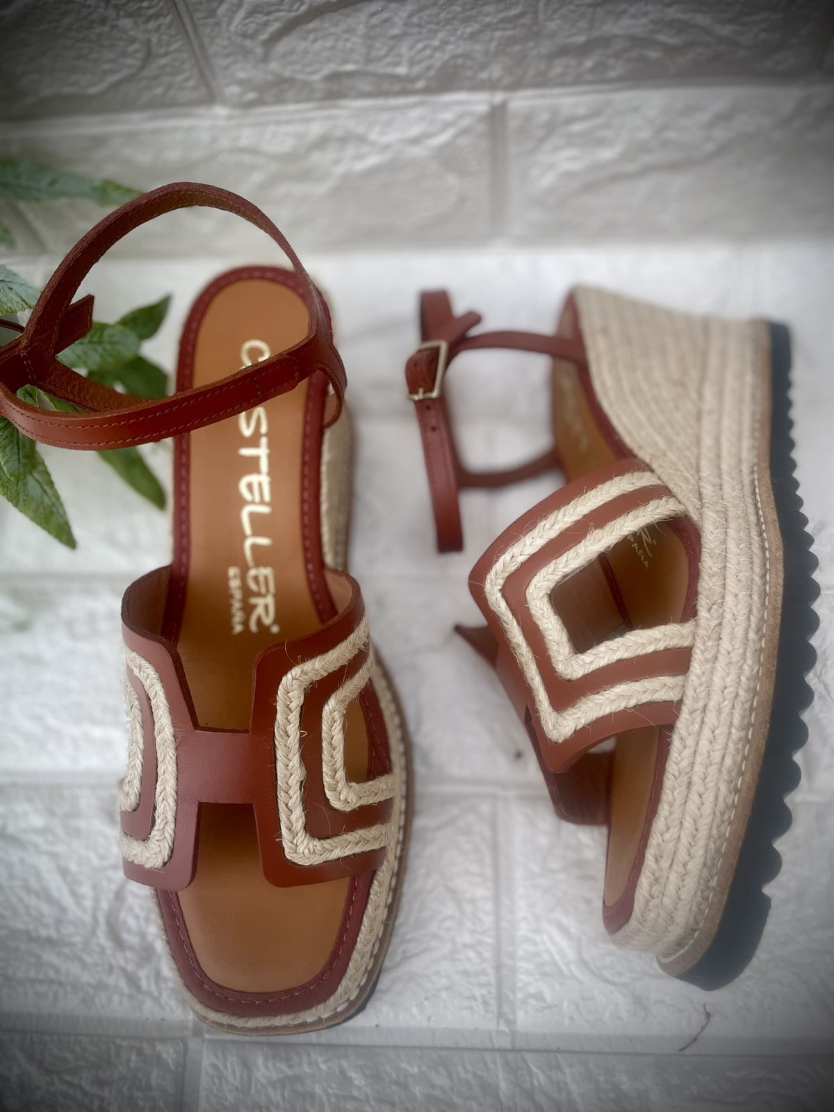 Alpargata Casteller 877 "H" cuero camel y yute natural - Imagen 2