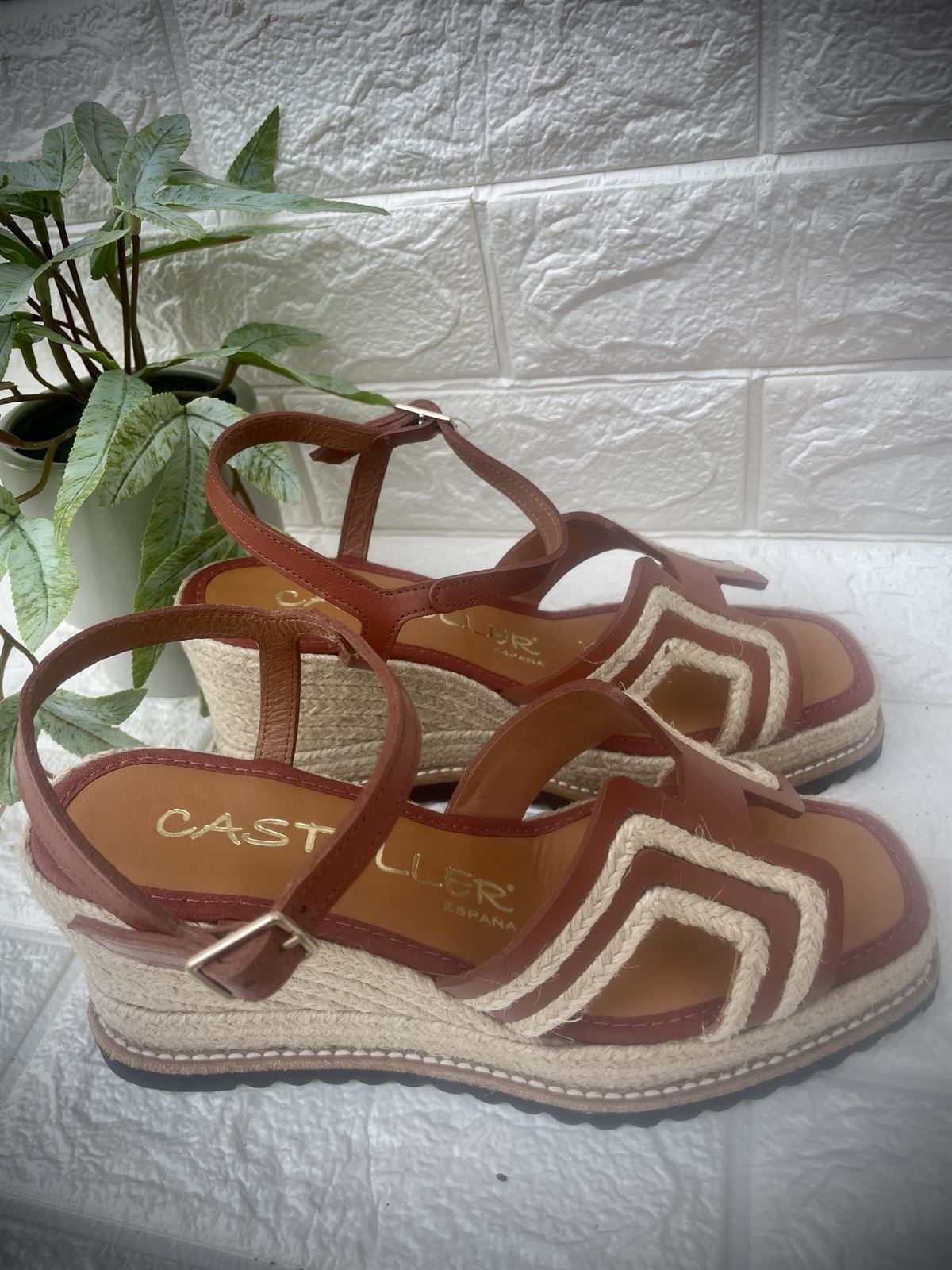 Alpargata Casteller 877 "H" cuero camel y yute natural - Imagen 3