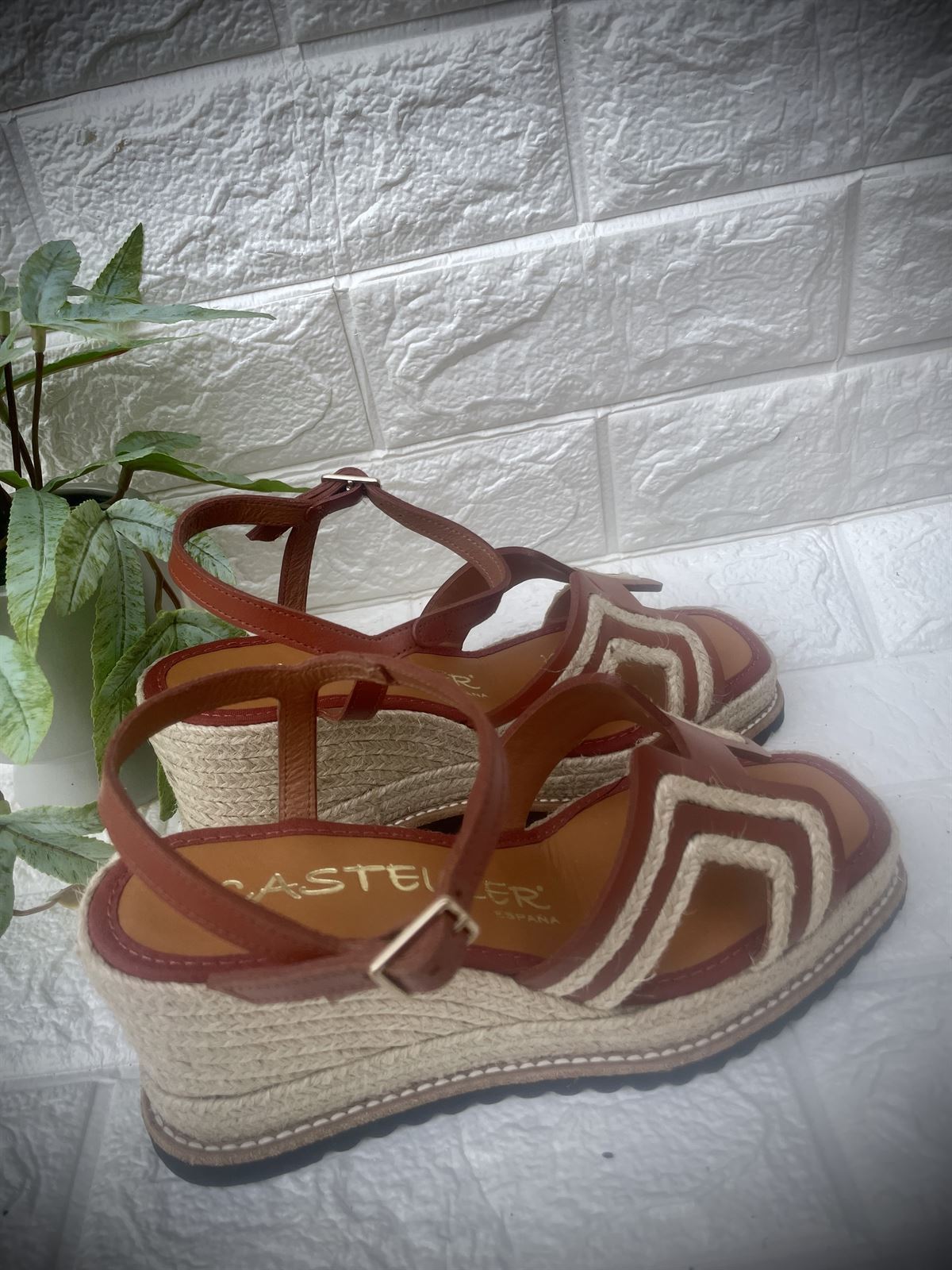 Alpargata Casteller 877 "H" cuero camel y yute natural - Imagen 5