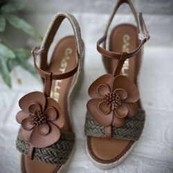 Alpargata Casteller 931 trenza flor cuero color verde - Imagen 1