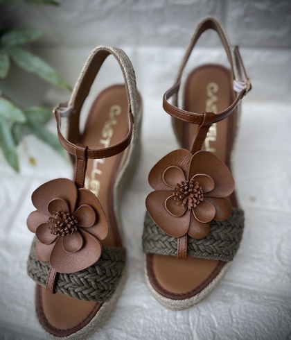 Alpargata Casteller 931 trenza flor cuero color verde - Imagen 1