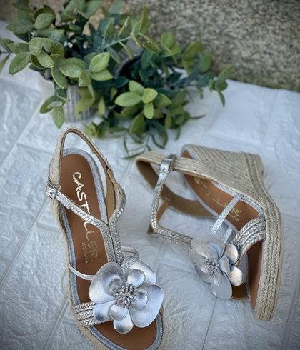 Alpargata Casteller 934 flor metalizada plata - Imagen 1