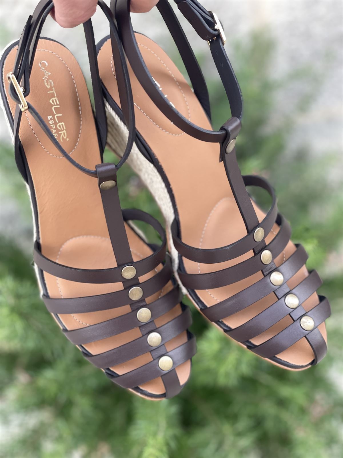 Alpargata Casteller 988 cangrejera piel tachas chocolate - Imagen 1