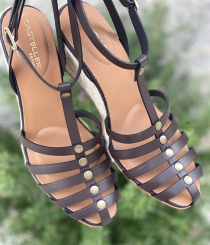 Alpargata Casteller 988 cangrejera piel tachas chocolate - Imagen 1