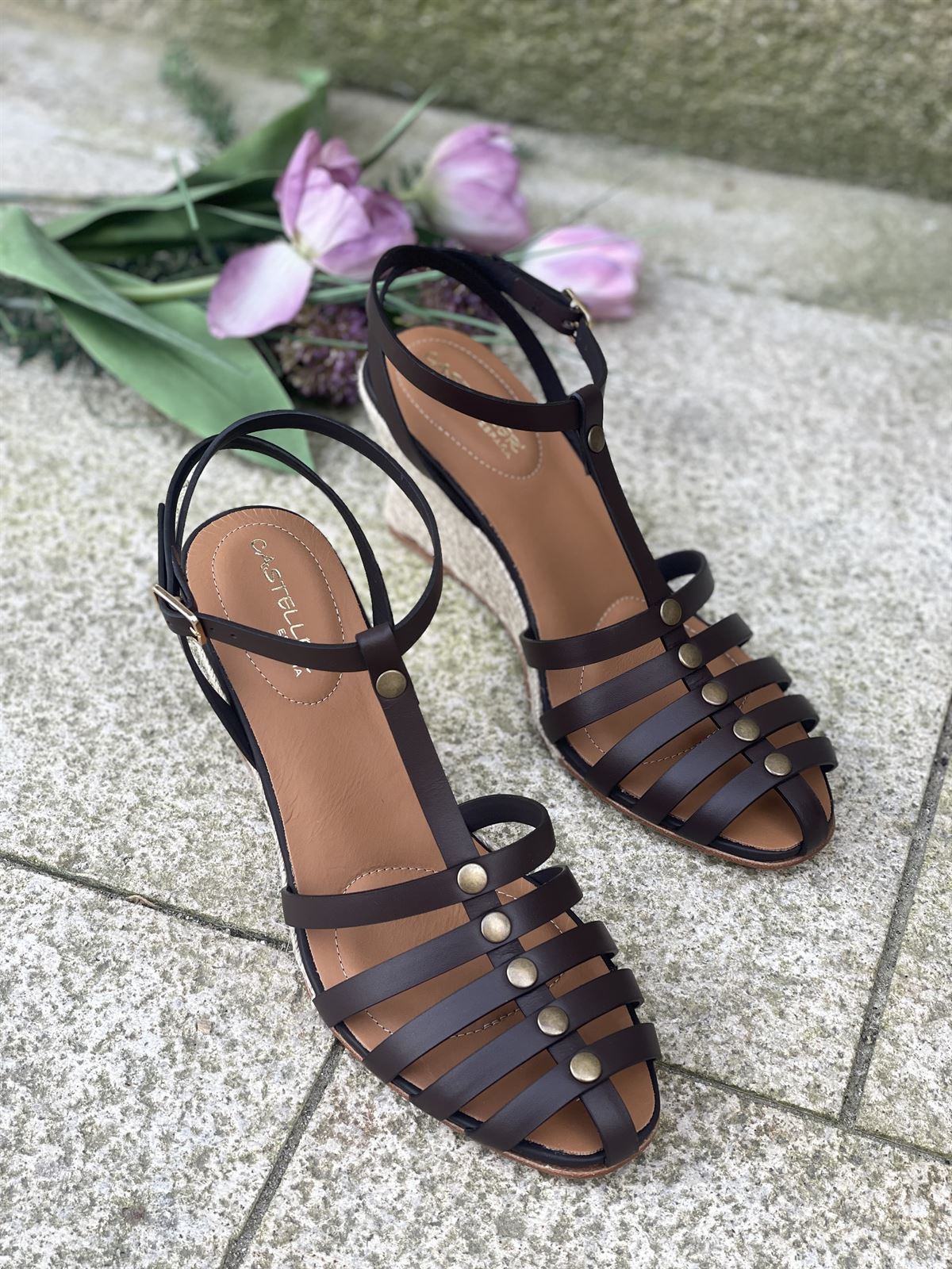 Alpargata Casteller 988 cangrejera piel tachas chocolate - Imagen 2