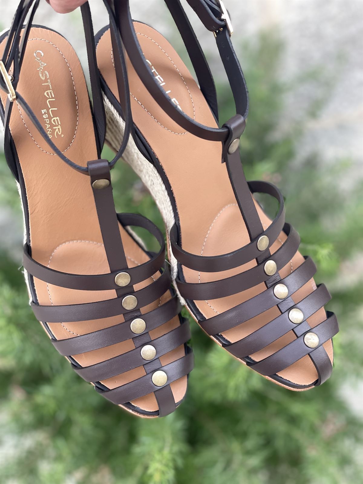 Alpargata Casteller 988 cangrejera piel tachas chocolate - Imagen 4