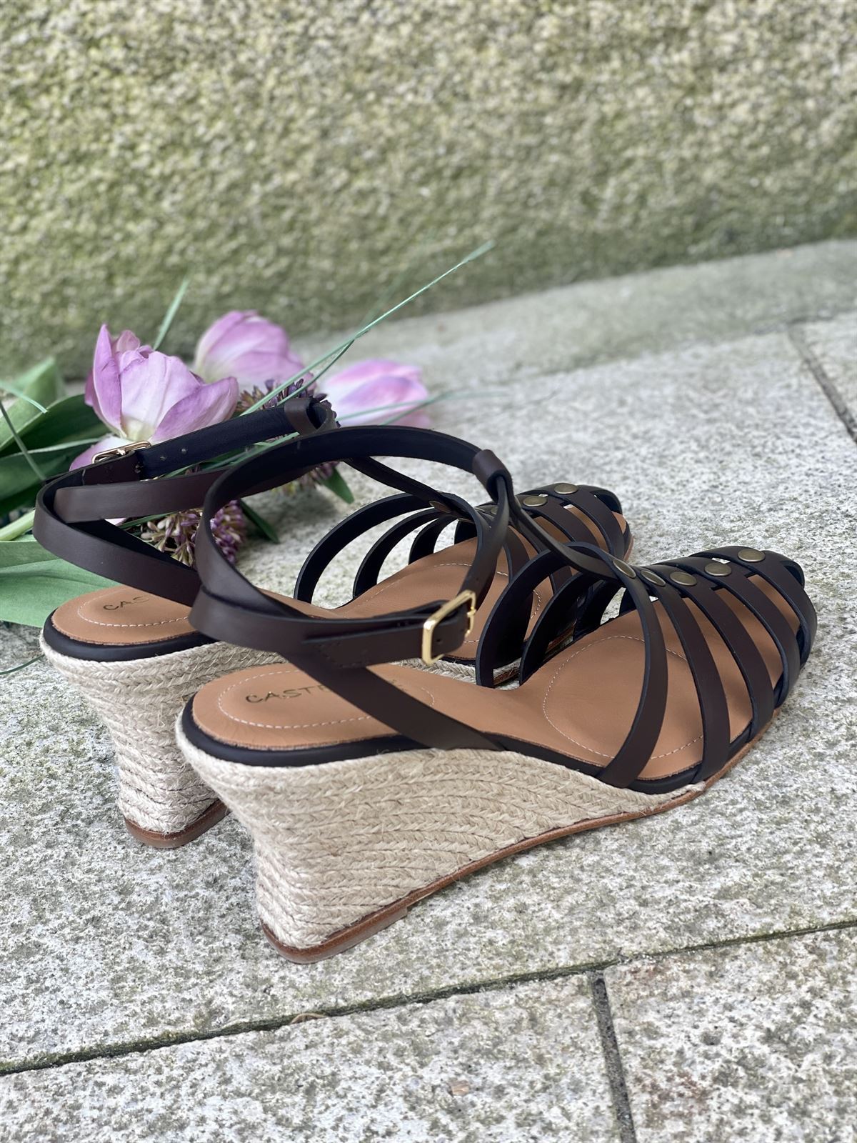 Alpargata Casteller 988 cangrejera piel tachas chocolate - Imagen 5