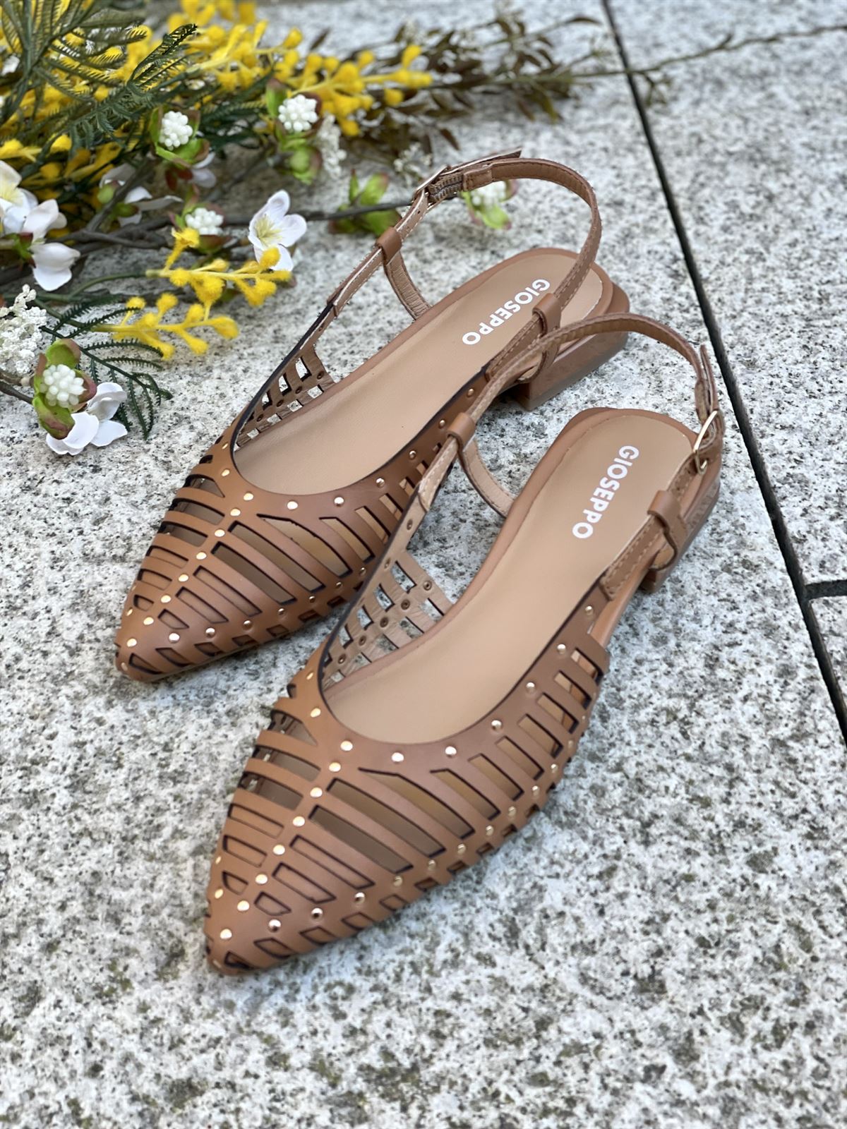 BAILARINA Piel destalonada  74076  JERICHO tachas camel - Imagen 1