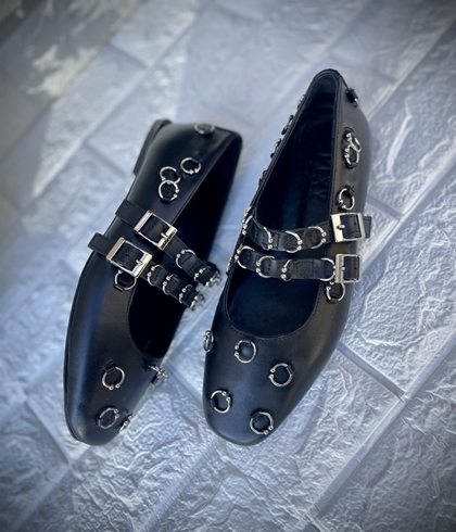 Bailarina PIXY charns  y adornos metálicos color negra. - Imagen 1