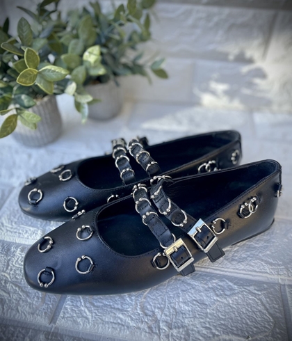 Bailarina PIXY charns  y adornos metálicos color negra. - Imagen 2