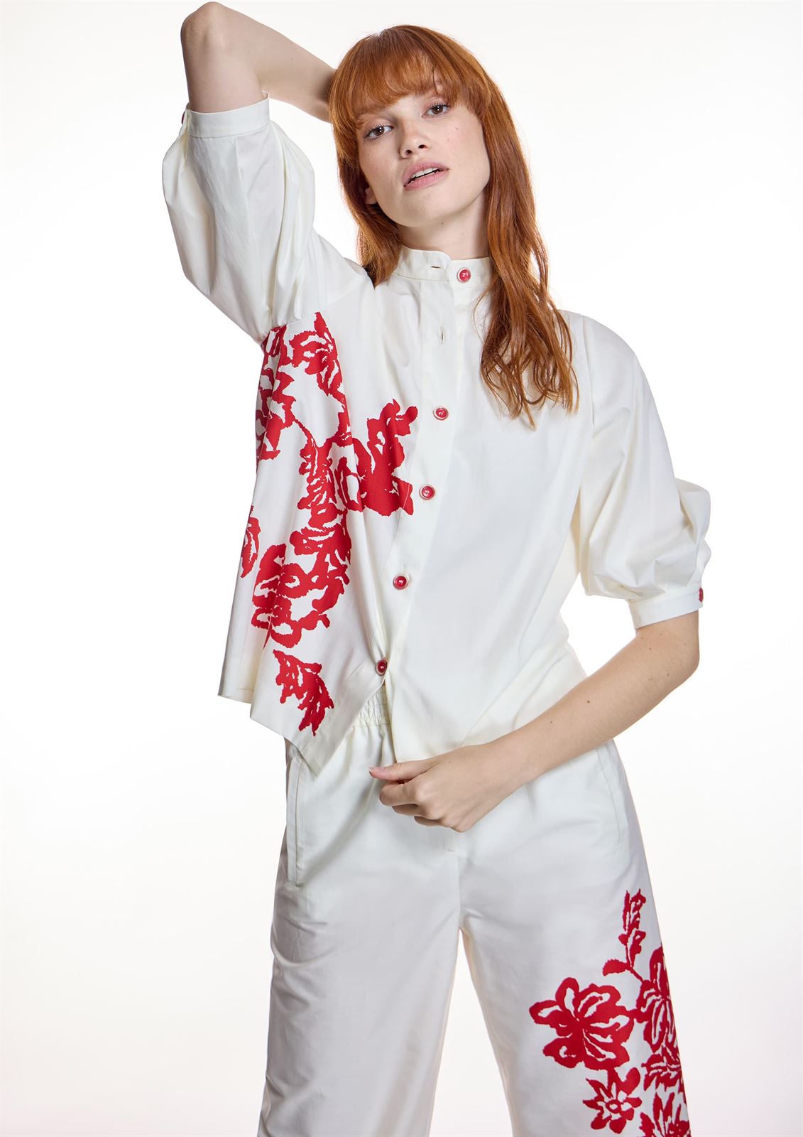 Blusa  ALBA CONDE 1315 CON ESTAMPADO FLORAL blanca - Imagen 2