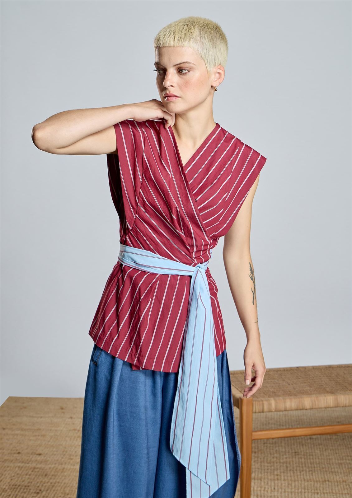 Blusa Alba Conde 2301-601-41 cruzada granate con cinturón azul - Imagen 1