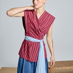 Blusa Alba Conde 2301-601-41 cruzada granate con cinturón azul - Imagen 1