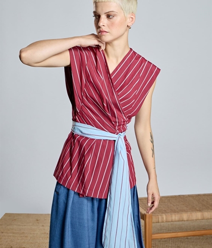 Blusa Alba Conde 2301-601-41 cruzada granate con cinturón azul - Imagen 1