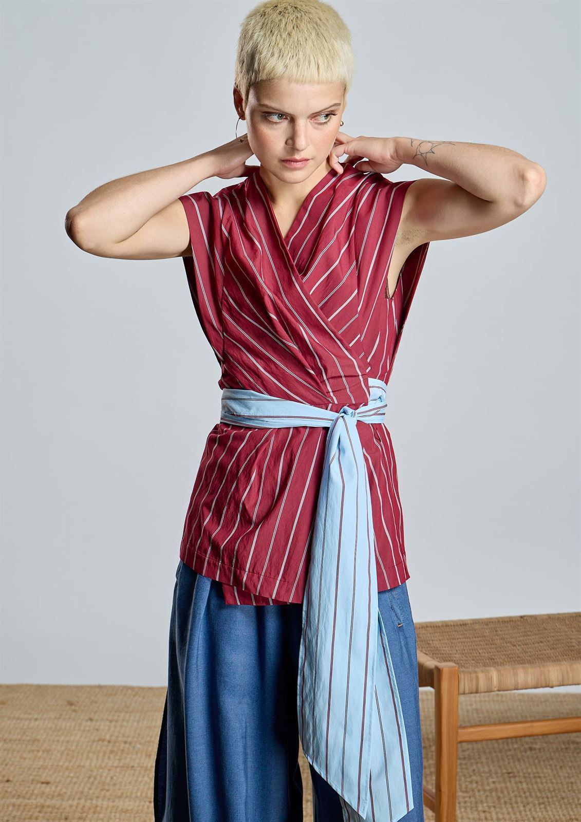 Blusa Alba Conde 2301-601-41 cruzada granate con cinturón azul - Imagen 2