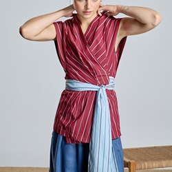 Blusa Alba Conde 2301-601-41 cruzada granate con cinturón azul - Imagen 2