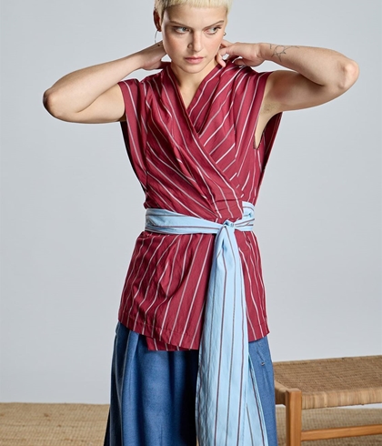 Blusa Alba Conde 2301-601-41 cruzada granate con cinturón azul - Imagen 2