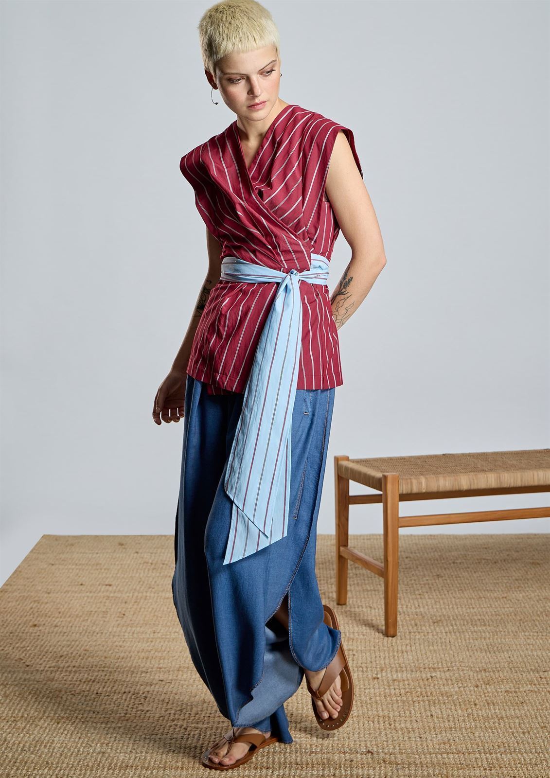 Blusa Alba Conde 2301-601-41 cruzada granate con cinturón azul - Imagen 3