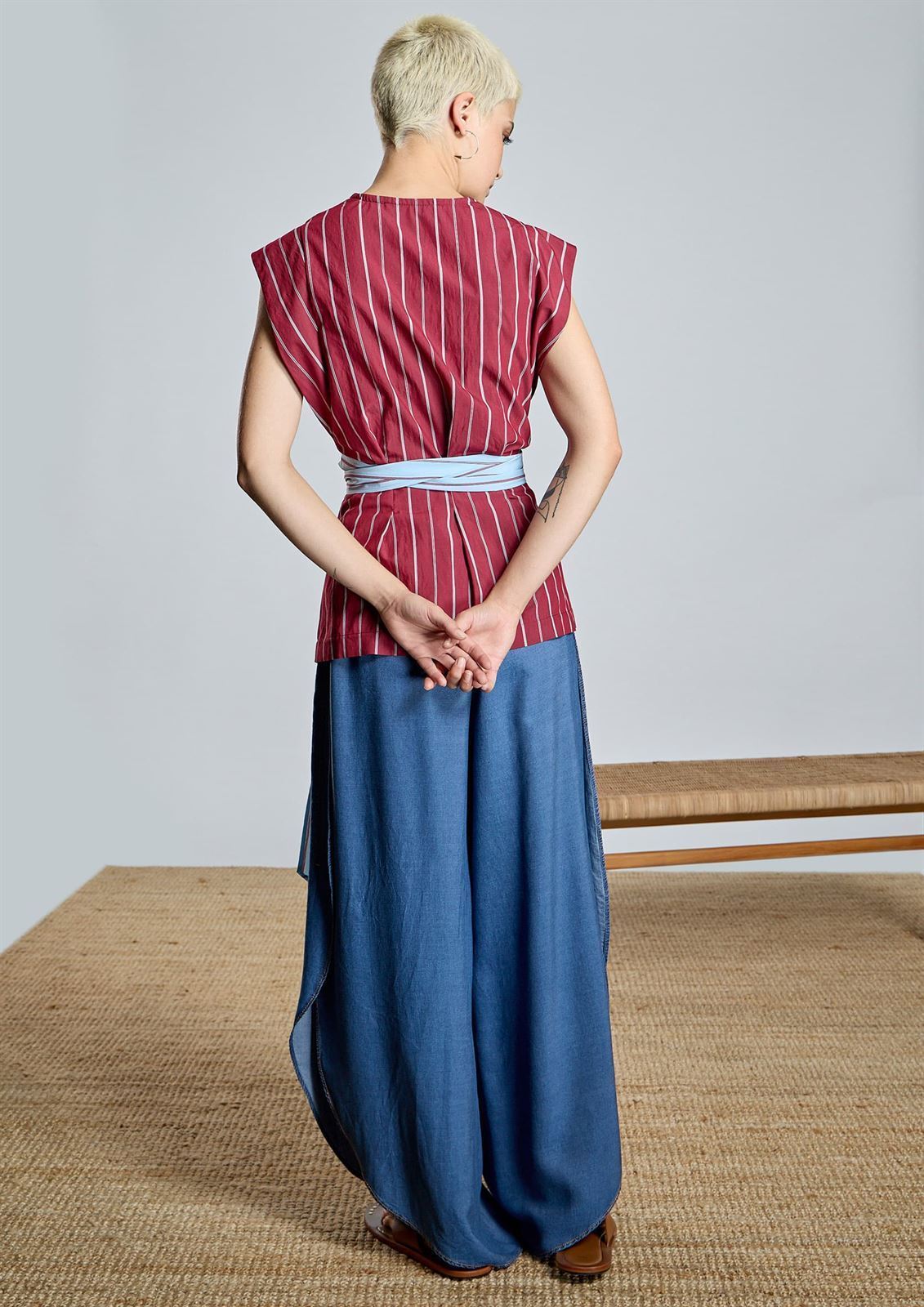 Blusa Alba Conde 2301-601-41 cruzada granate con cinturón azul - Imagen 4