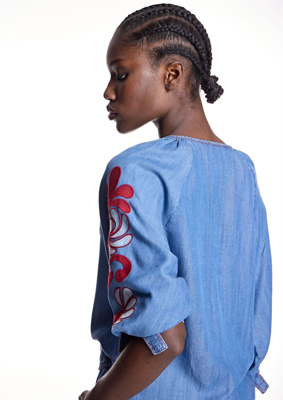 BLUSA ALBA CONDE 2304 DENIM BORDADA - Imagen 4
