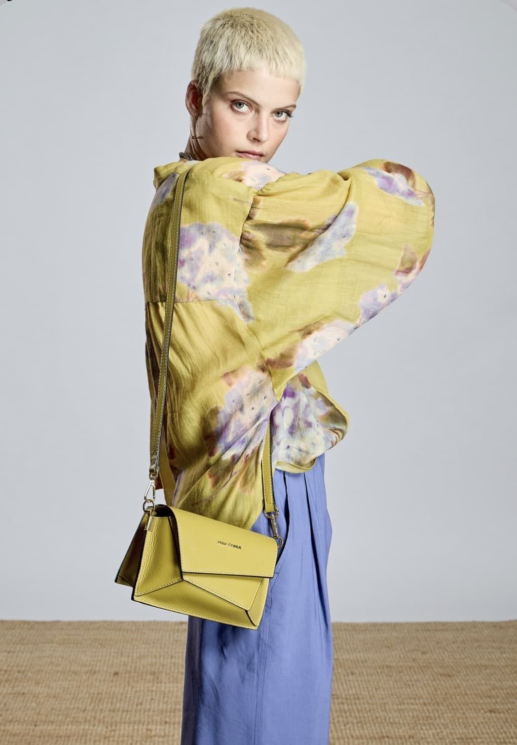 Blusa Alba Conde 2314-426-60 verde oliva con estampado floral - Imagen 1