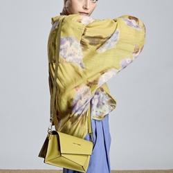 Blusa Alba Conde 2314-426-60 verde oliva con estampado floral - Imagen 1