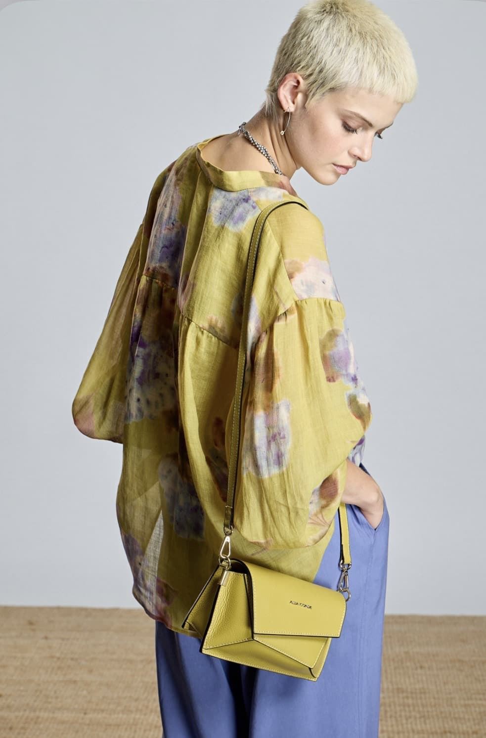 Blusa Alba Conde 2314-426-60 verde oliva con estampado floral - Imagen 4