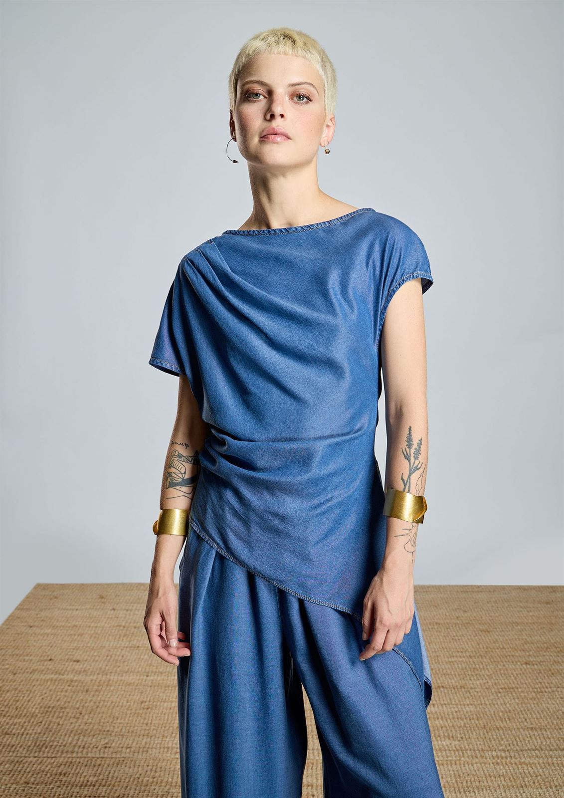 Blusa Alba Conde 2318-406-36 ASIMÉTRICA  TENCEL vaquero azul - Imagen 2