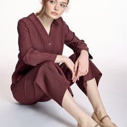 BLUSA ALBA CONDE 5300 PLISADA GRANATE - Imagen 1