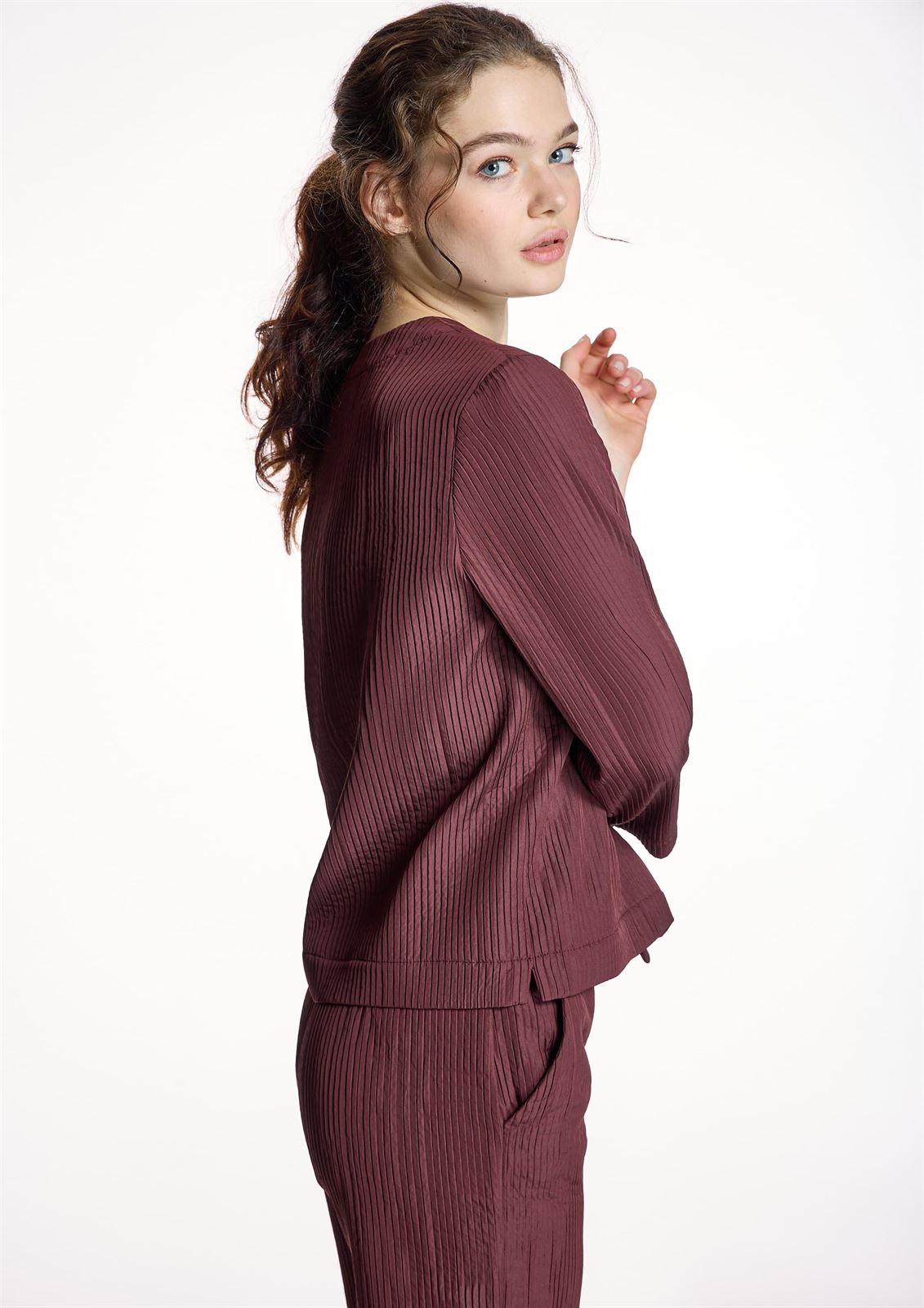 BLUSA ALBA CONDE 5300 PLISADA GRANATE - Imagen 2