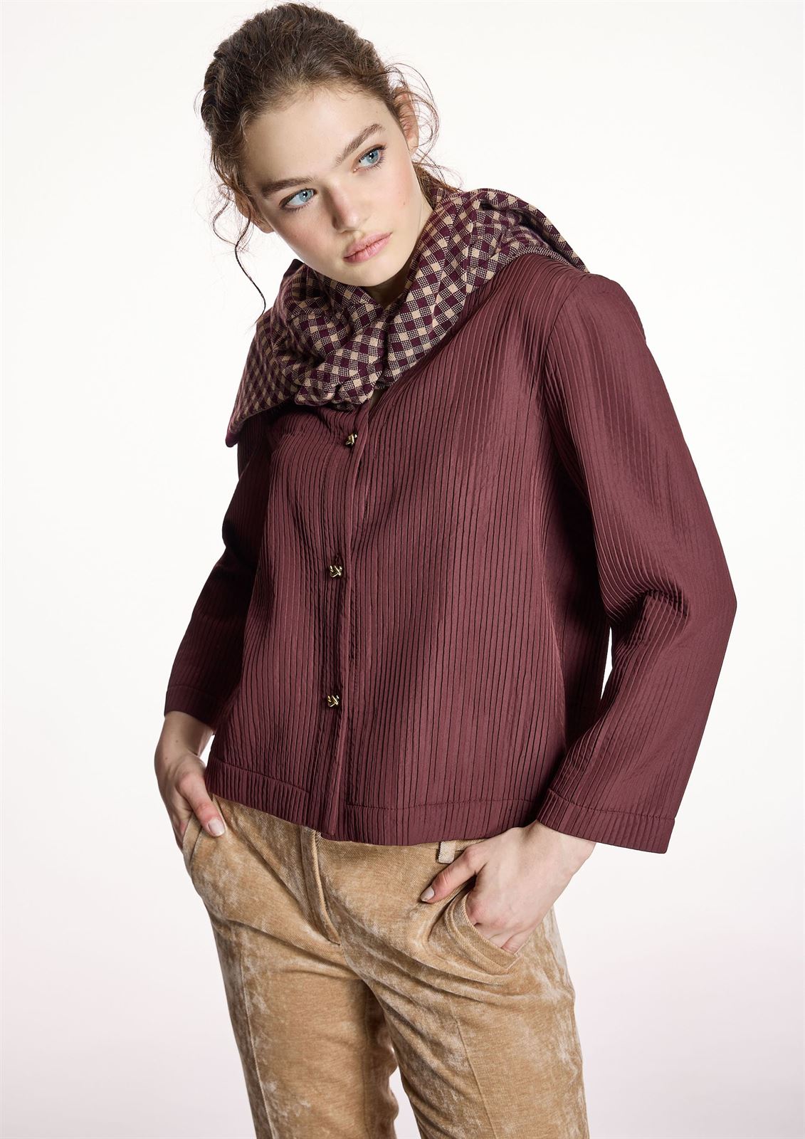 BLUSA ALBA CONDE 5300 PLISADA GRANATE - Imagen 3