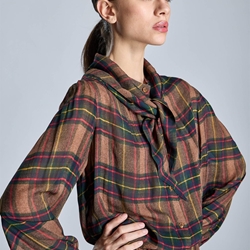 BLUSA Alba Conde 5302-112-81 Detalle pañuelo cuadros marrones - Imagen 2